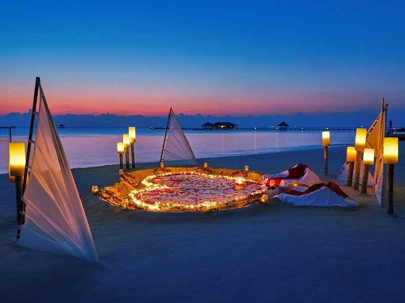 モルディブでのロマンティックディナー