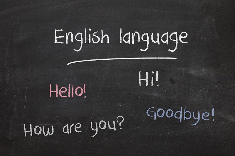 海外赴任や留学で海外に住むと英語は上達する？